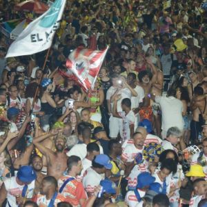 Bloco dos Bancarios volta ao carnaval do rio e arrasta multidão