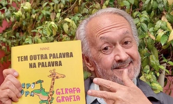 Nani com um de seus livros infantis. O talentoso chargista era também escritor e adorava crianças