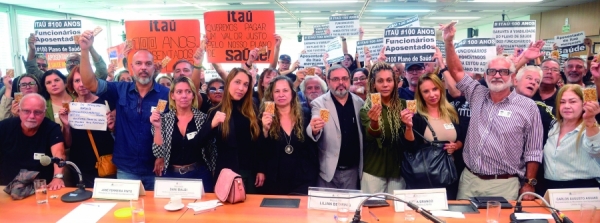 Dirigentes sindicais do Sindicato dos Banc&aacute;rios do Rio e aposentados do Ita&uacute;, em audi&ecirc;ncia p&uacute;blica na Alerj, em junho deste ano: banc&aacute;rios buscaram agora solu&ccedil;&atilde;o junto &agrave; ANS