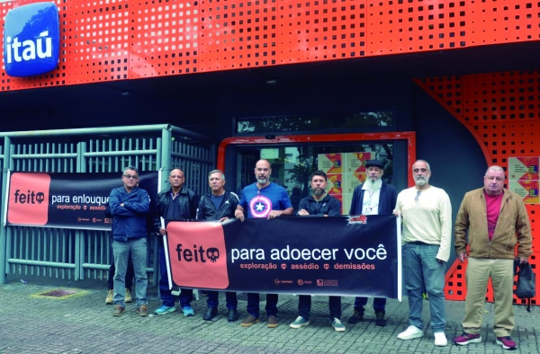 Populares leem o panfleto e a edi&ccedil;&atilde;o do Jornal Banc&aacute;rio durante o protesto do Sindicato do Rio, em Bonsucesso,  contra as demiss&otilde;es no Ita&uacute;. Funcion&aacute;rios do banco apoiaram a atividade dos dirigentes sindicais 