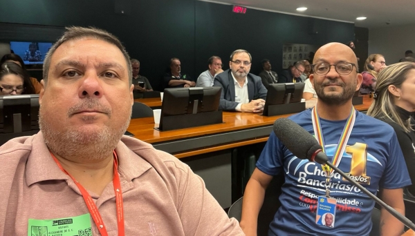 Alexandre Batista (E), Eduardo Bulh&otilde;es e o presidente do Sindicato Jos&eacute; Ferreira (ao fundo) na audi&ecirc;ncia p&uacute;blica da C&acirc;mara dos Deputados, em Bras&iacute;lia: luta pelos direitos dos funcion&aacute;rios do BB