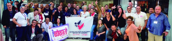 Os representantes dos bancários e bancárias da base do Município do Rio de Janeiro (foto) participaram ativamente da 3ª Conferência Estadual, realizada no sábado (15), no Clube Português, em Niterói. A abertura foi online, na sexta (14). No encontro foi definida a delegação para a Conferência Nacional, dias 4,5 e 6 de agosto, em São Paulo. Apesar dos itens remuneratórios da campanha  já estarem definidos, em função do acordo de dois anos, temas relevantes estarão na pauta da campanha 2023,  como adoecimento da categoria, impactos das novas tecnologias no emprego e reforma sindical.