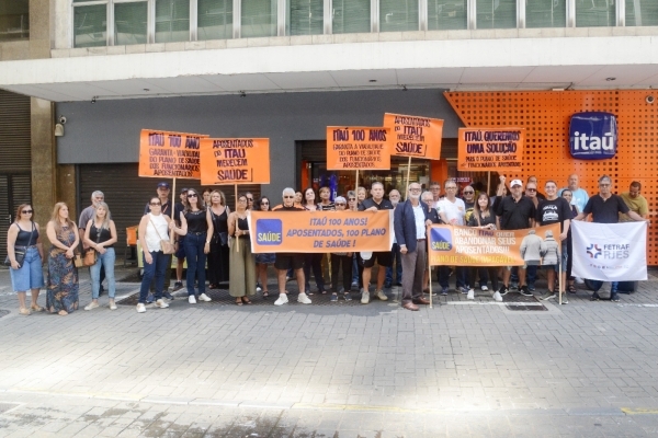 Manifestantes denunciam aos clientes e &agrave; popula&ccedil;&atilde;o  negativa do Ita&uacute; em conceder plano digno aos aposentados