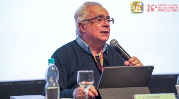 O jornalista Luiz Nassif fala durante a abertura da 26ª Conferência dos Trabalhadores do Ramo Financeiro, em São Paulo. Foto: Contraf-CUT.