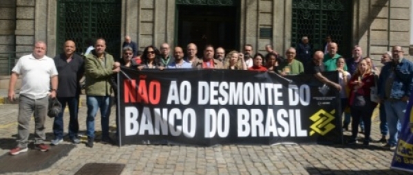 No Rio de Janeiro, o protesto contra as arbitrariedades da dire&ccedil;&atilde;o do BB ocorreram em frente ao Centro Cultural (CCBB), na Candel&aacute;ria 