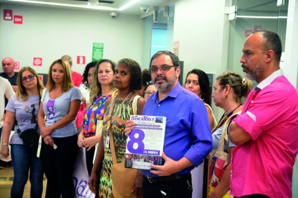 O presidente do Sindicato José Ferreira, de posse da edição especial do Jornal Bancário, e os demais dirigentes  sindicais na homenagem às bancárias