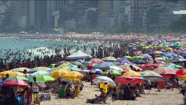 Praias lotadas. O Comitê Científico sugere o fim das aglomerações e a volta do isolamento social para evitar a segunda onda da Covid-19