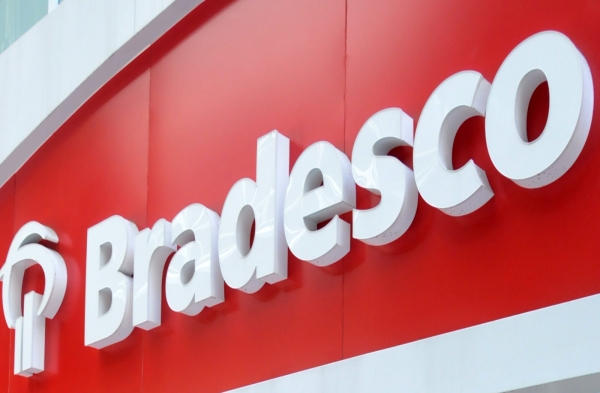 Visando aumentar o lucro, Bradesco reduz o crédito, para evitar inadimplência causada pelos juros altos que pratica