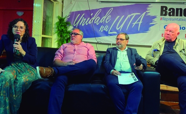 Juvandia Moreira (E) e Jos&eacute; Ferreira (segundo &agrave; direita) na Jornada sindical internacional Intelig&ecirc;ncia Artificial (IA) no sistema financeiro, realizada no Sindicato carioca: defesa de transi&ccedil;&atilde;o socialmente justa e preserva&ccedil;&atilde;o dos empregos