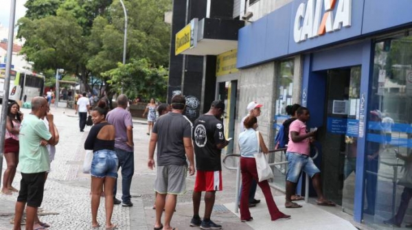 Os bancos não têm tomado medidas suficientes para evitar aglomerações nas agências, como na agência da Caixa na Rua Dias da Cruz, no Méier 