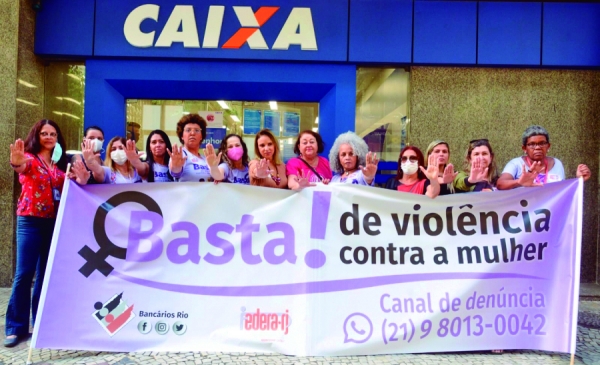 ELAS EXIGEM RESPEITO -  Dirigentes sindicais bancárias exigem punição para casos de assédio sexual na Caixa e demais bancos. No centro da foto, a vice-presidenta do Sindicato, Kátia Branco e a presidenta da Federa-RJ, Adriana Nalesso.