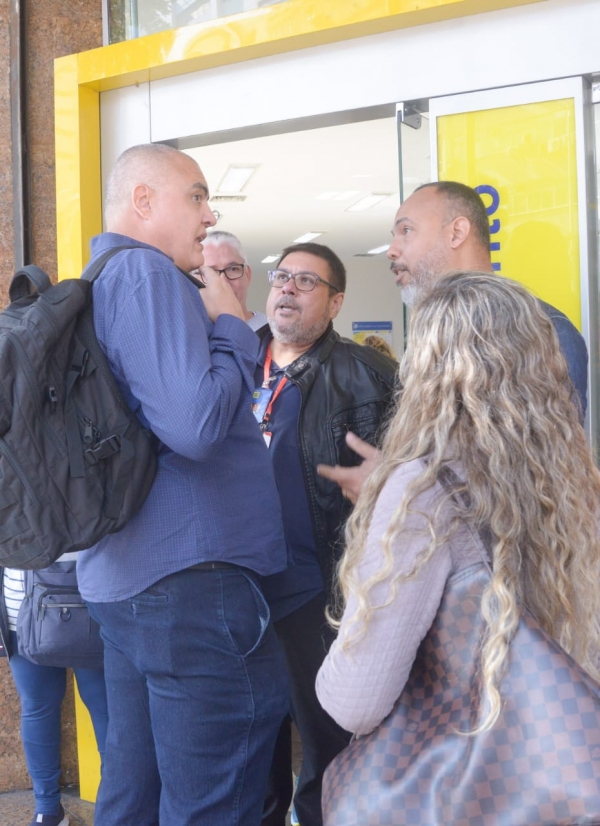 Kátia Branco (de costas), Gilberto Leal e Alexandre Batista dialogam com funcionários do Banco do Brasil, no Dia Nacional de Luta 