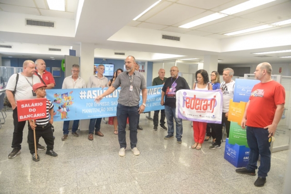 Bancários e a população apoiaram a atividade de mobilização do Sindicato em Madureira, na Zona Norte do Rio