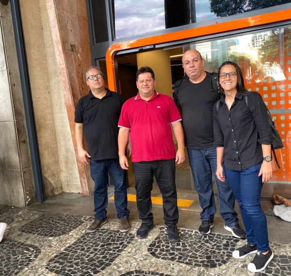 Lucas Guedes (segundo &agrave; direita) comemora sua reintegra&ccedil;&atilde;o ao lado dos diretores do Sindicato Celso Ferreira (Jur&iacute;dico) e Edelson Figueiredo (Sa&uacute;de) e da advogada Nat&aacute;lia Miranda