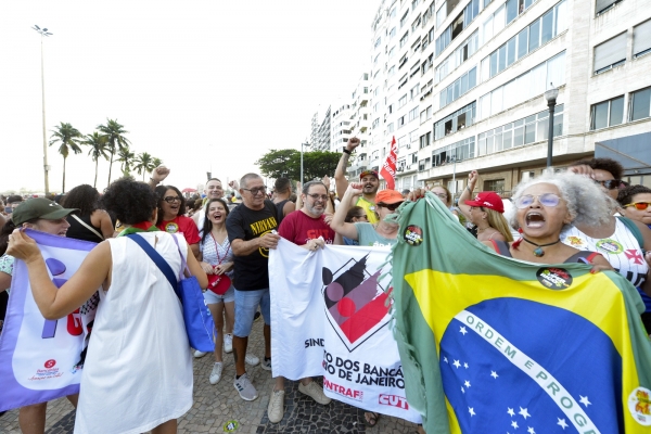 O presidente Jos&eacute; Ferreira e outros dirigentes sindicais banc&aacute;rios na manifesta&ccedil;&atilde;o, em Copacabana, do &uacute;ltimo dia 21 de setembro: mobiliza&ccedil;&atilde;o fez os parlamentares mudarem a pauta e priorizarem projetos de interesse dos trabalhadores. &Aacute; direita, J&ocirc; Ara&uacute;jo com a bandeira do Brasil 