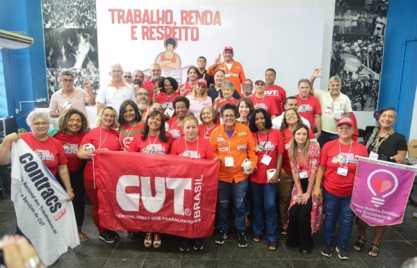 Nova diretoria da CUTRJ, eleita em seu congresso, posa para foto. Ao fundo, o presidente reeleito Sandro Cezar e a dirigente bancária Adriana Nalesso, nova vice-presidente da central sindical