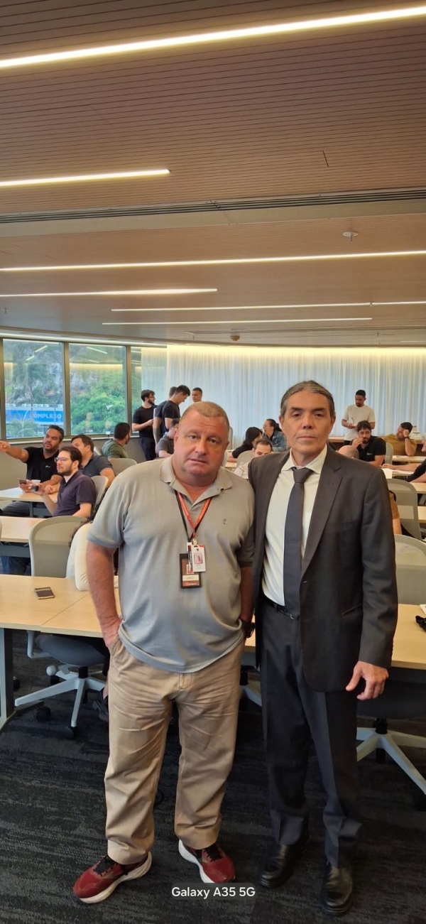 O diretor do Sindicato, S&eacute;rgio Menezes e o assessor jur&iacute;dico da diretoria do Sindicato, M&aacute;rcio Cordero. Foto amadora.