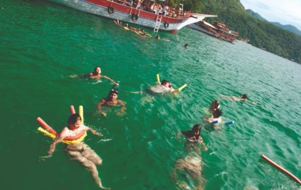 Passeio de saveiro em Angra dos Reis