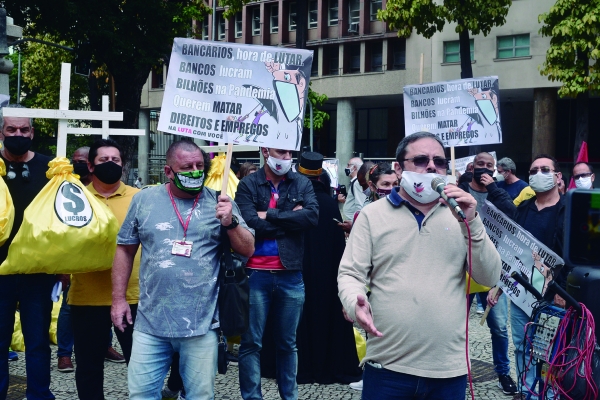  NAS RUAS E NAS REDES - O presidente do Sindicato José Ferreira  (D) convoca os bancários e bancárias  do Rio a participarem das atividades da campanha nacional da categoria 2022