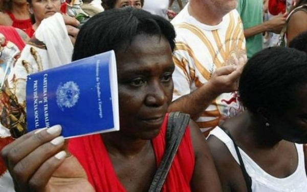 Mulher negra tem que trabalhar o dobro do  tempo para obter salário de homem branco