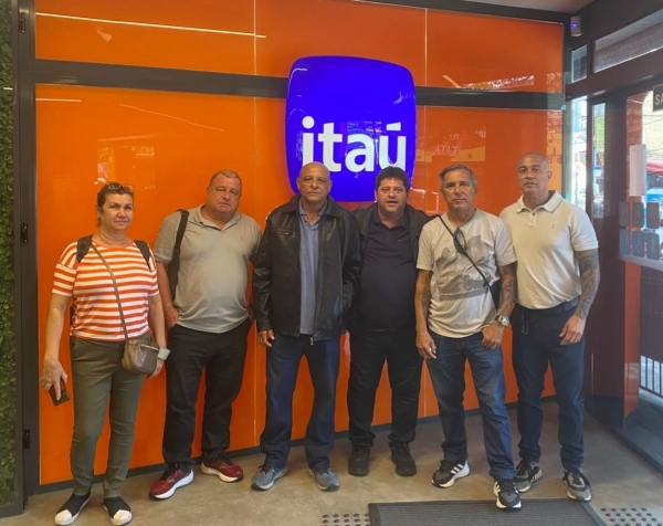 Diretores do Sindicato que participaram do protesto: manifesta&ccedil;&otilde;es v&atilde;o continuar. Foto amadora.