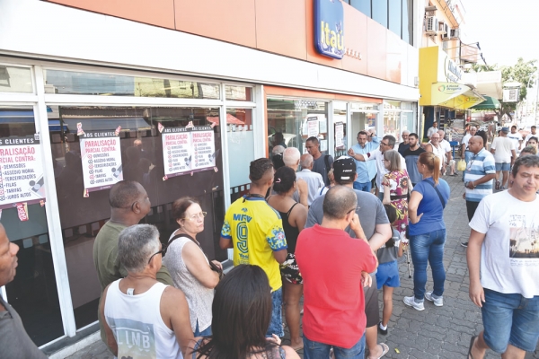 VOCÊ NÃO ESTÁ SOZINHO - A solução no combate às demissões não está na individualização do problema.  Somente a luta e mobilização coletiva podem garantir o emprego e uma melhor condição de trabalho