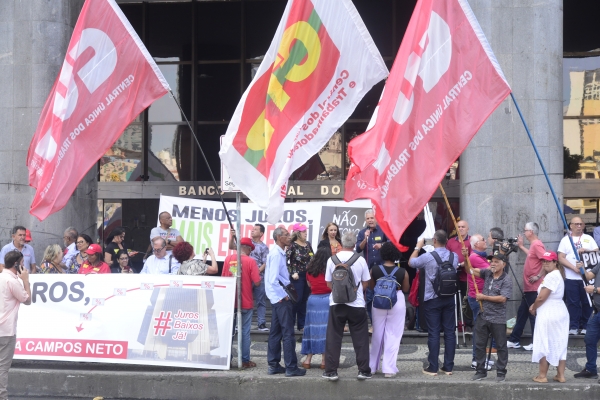 O movimento sindical voltou a cobrar juros mais baixos, compatíveis com os praticados nas nações mais desenvolvidas. Dirigentes sindicais pediram a renúncia do presidente do BC, Campos Neto 