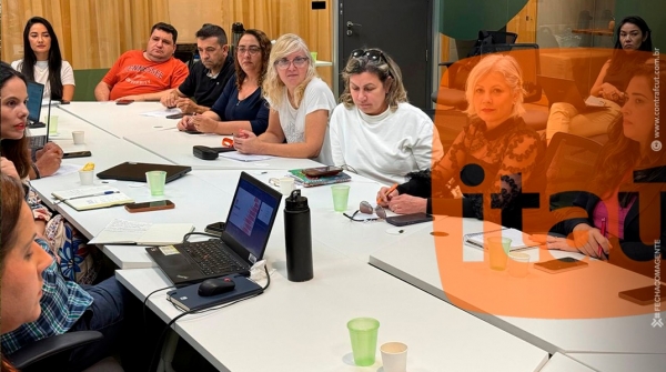 Maria Izabel (terceira &agrave; direita) na mesa de negocia&ccedil;&atilde;o com o Ita&uacute;: cobran&ccedil;a pelo fim das demiss&otilde;es e fehcamento de ag&ecirc;ncias, mais transpar&ecirc;ncia nas metas e melhorias no teletrabalho 