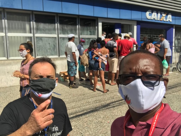 NA LINHA DE FRENTE - O vice-presidente do Sindicato Paulo Matileti e o diretor da entidade, Jorge Lourenço, constataram aglomerações e riscos para os bancários em agências da Caixa e do Itaú, durante visitas à unidades nos bairros de Ramos e da Penha