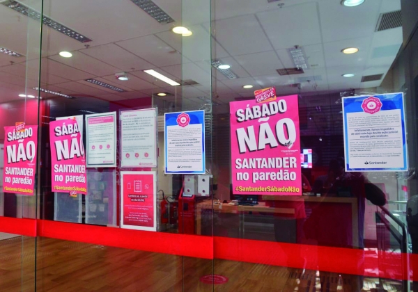 Bancários param o Santander e barram trabalho aos sábados