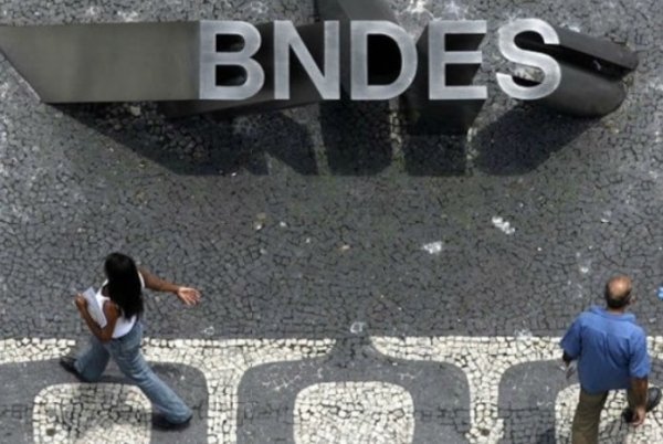 Enfraquecimento do BNDES compromete a indústria e a identidade nacionais, diz Lessa