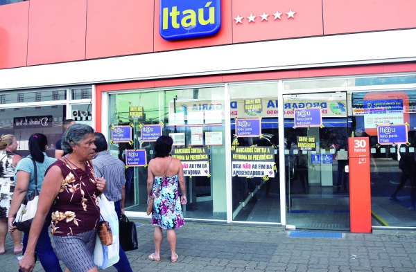 A população acompanhou o protesto dos bancários nas agências do Itaú,  na Zona Norte do Rio. A atividade é uma resposta dos trabalhadores  contra a prática de assédio moral no banco