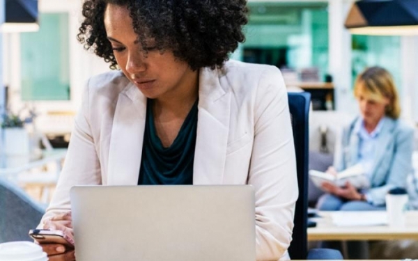 Mulheres negras sofrem discriminação de raça e de gênero nos bancos: ganham menos e dificilmente conseguem ascensão profissional