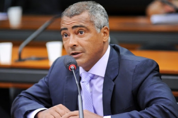 O senador Romário é o relator do projeto 342