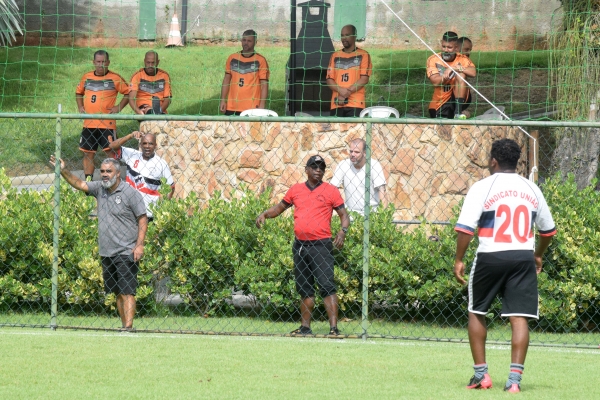 SALTO ALTO - O time do Itaú Sede de Bola prometeu golear o Sindicato União, mas fora do gramad, o técnico Jorginho deu um nó tático no &quot;professor&quot; Léo Kandler, conseguiu um empate e quse venceu a partida