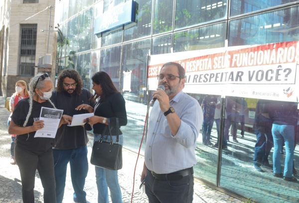 DEMISSÕES IRREGULARES - O presidente do Sindicato José Ferreira tendo ao lado a diretora da entidade, Marlene Miranda,  quer que o BMB avalie caso a caso e transfira funcionários que queiram trabalhar em outros estados