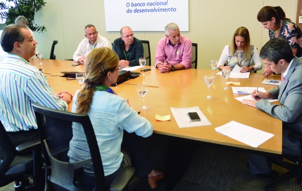 A presidenta do Sindicato Adriana Nalesso, ao lado do vice-presidente da Contraf-CUT, Vinícius Assumpção, durante a assinatura do Acordo Coletivo de Trabalho de jornada de trabalho dos funcionários do BNDES