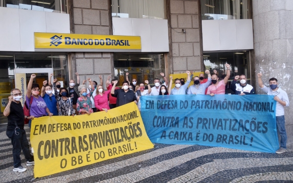 Protestos em defesa da Caixa e do BB e pelo Fora Bolsonaro agitam o Centro do Rio