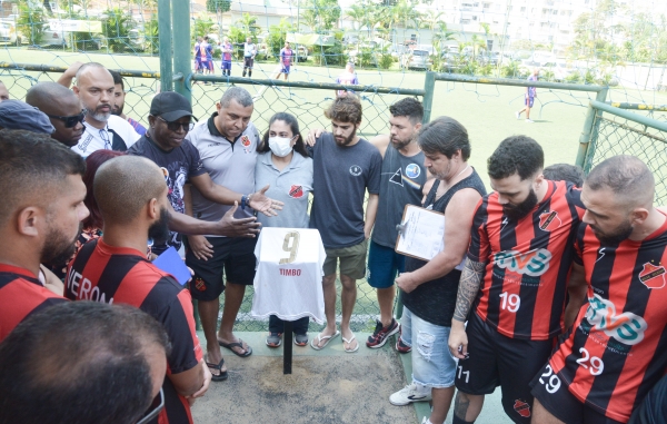 A esposa Fabiana e o filho Eduardo se emocionaram com a homenagem ao saudoso Carlos Eduardo Timbó, o “T9” que passa a dar nome ao campo de grama sintética da Sede Campestre. O diretor do Sindicato Jorge Lourenço falou da saudade e falta do amigo, querido por todos