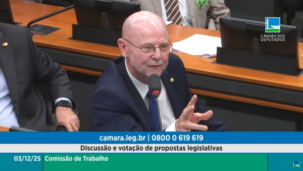 O relator do PL, deputado Bohn Gass (PT/RS). Print de v&iacute;deo da sess&atilde;o de aprova&ccedil;&atilde;o do projeto.