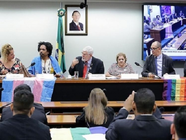 Audiência pública da Comissão de Direitos Humanos e Minorias da Câmara debateu o assunto nesta quinta-feira, Dia Internacional de Luta contra a Homofobia