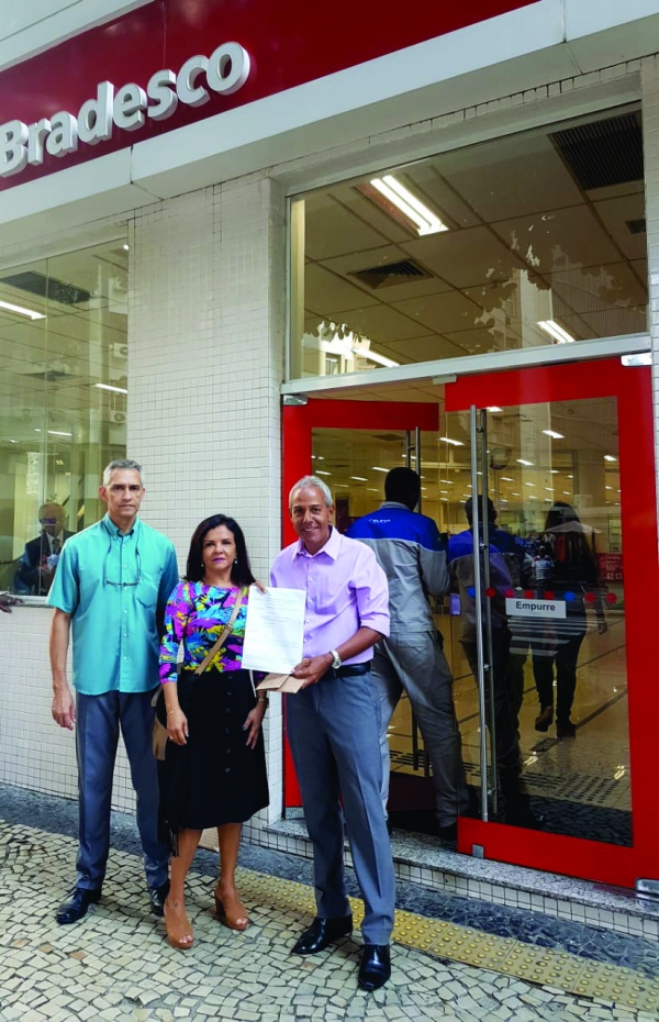 À esquerda, os diretores do Sindicato, Luiz Halm e Sandra Torres, ao lado do bancário Marcelo Maricato.