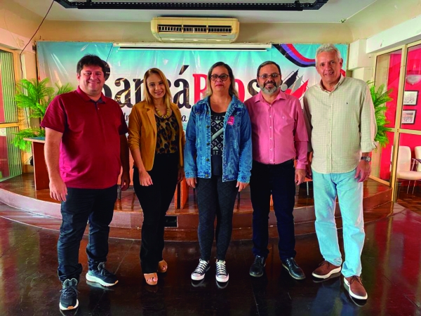 Sílvia Maria Moreira, reintegrada, entre os dirigentes sindicais Edelson Figueiredo (E), Adriana Nalesso, José Ferreira e Vinícius de Assumpção