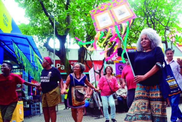 A diretora do Sindicato dos Bancários do Rio, Jô Araújo, durante o evento da Consciência Negra, no calçadão de Campo Grande: atos políticos, culturais e muito alegria