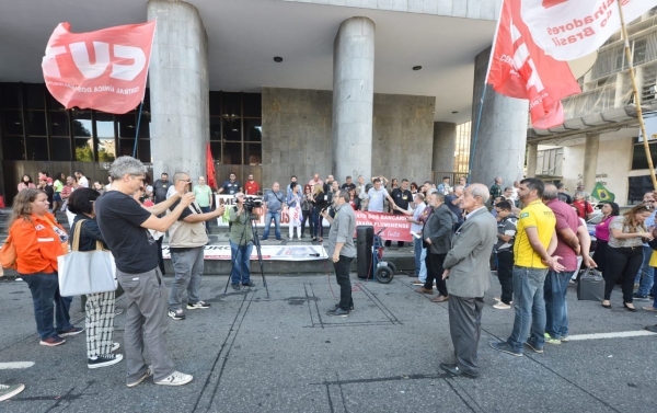 José Ferreira, no ato contra os juros altos em frente ao BC: “Nossa luta é em favor de toda a sociedade e contra os especuladores e o sistema financeiro que só vivem dos lucros”.