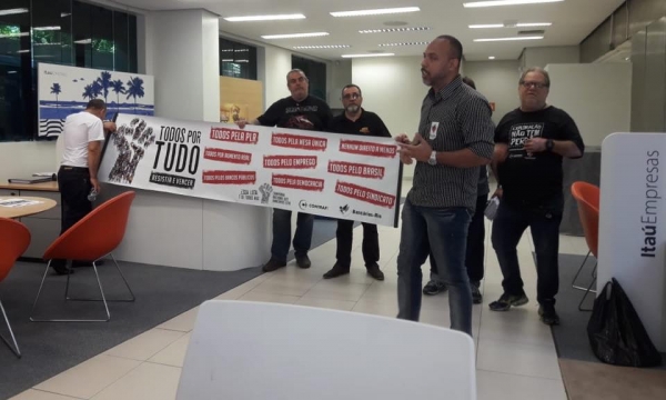 O diretor do Sindicato Gilberto Leal convoca bancários para intensificar a mobilização na campanha salarial para garantir direitos, o emprego e as conquistas da Convenção Coletiva, durante caravana em Copacabana