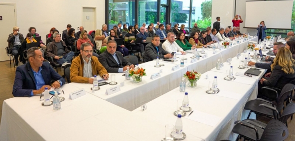 José Ferreira (segundo à esquerda), na negociação com a Fenaban sobre cláusulas sociais: &quot;mobilização da categoria será fundamental&quot;