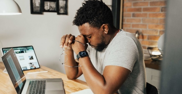 Invas&atilde;o de privacidade, abusos e sobrecarga de trabalho e falta de transpar&ecirc;ncia no monitoramento do trabalho remoto s&atilde;o temas que os sindicatos querem continuar debatendo com os bancos em mesa de negocia&ccedil;&atilde;o sobre o tema 