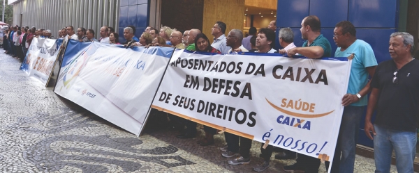 Momento histórico da campanha salarial: empregados da Caixa abraçam o prédio da Barroso, em defesa do Saúde Caixa, PLR Social e direitos do acordo coletivo