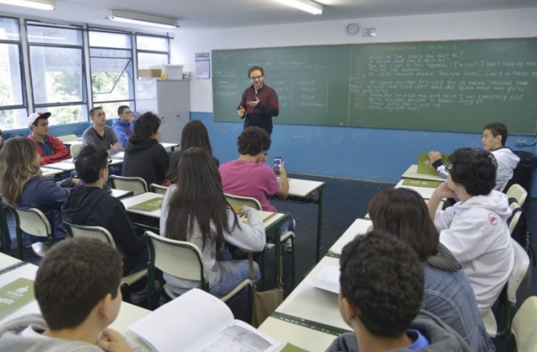 Volta as aulas presenciais este mês coloca professores e alunos em risco